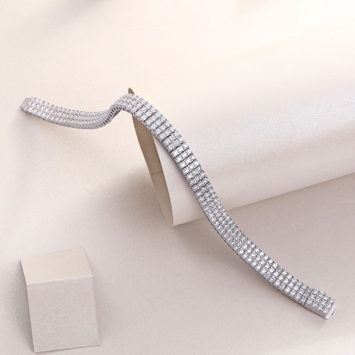 Chain of Brilliance - Made of morganite, 925 sterling silver and platinum-plated diamonds, it is a fashionable jewelry bracelet and a luxurious silver accessory. - MC Online