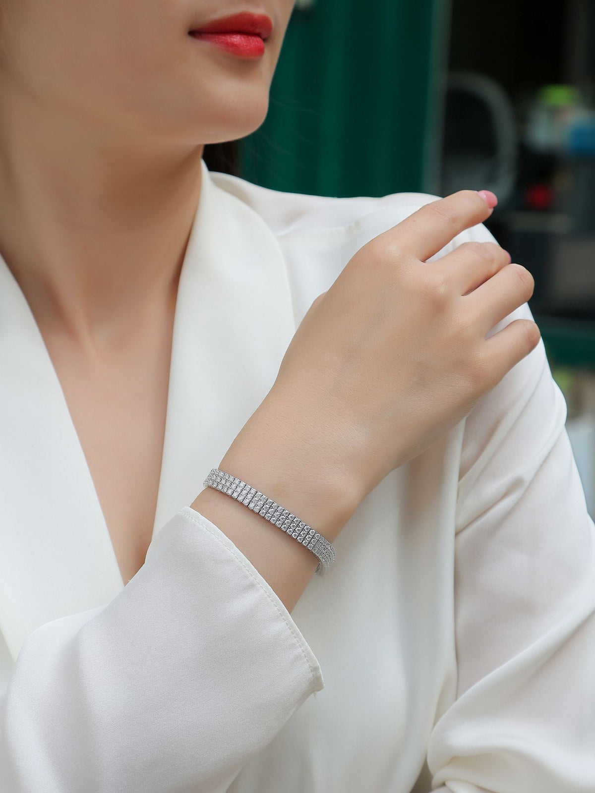 Chain of Brilliance - Made of morganite, 925 sterling silver and platinum-plated diamonds, it is a fashionable jewelry bracelet and a luxurious silver accessory. - MC Online