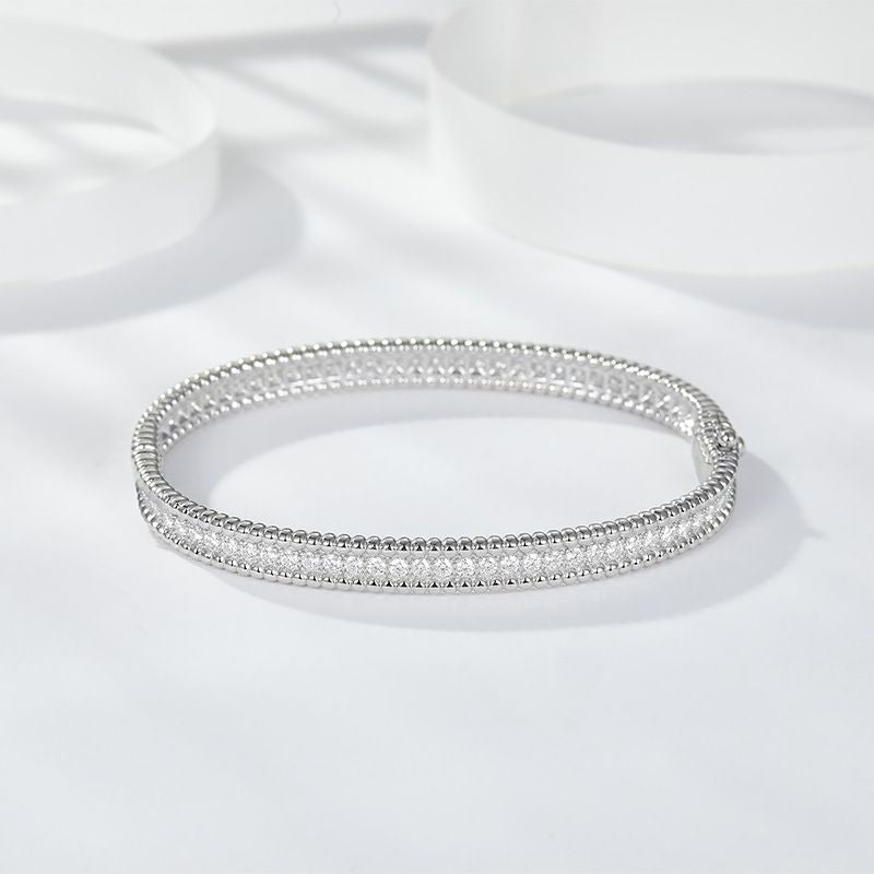 Composed of morganite, 925 sterling silver and platinum-plated diamonds, it is a fashionable jewelry bracelet and a luxurious silver accessory. - MC Online