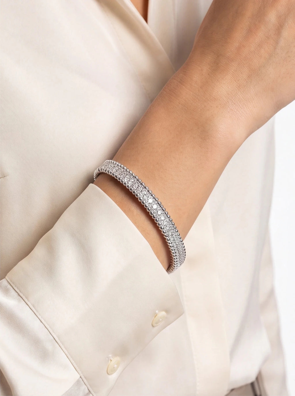 Composed of morganite, 925 sterling silver and platinum-plated diamonds, it is a fashionable jewelry bracelet and a luxurious silver accessory. - MC Online
