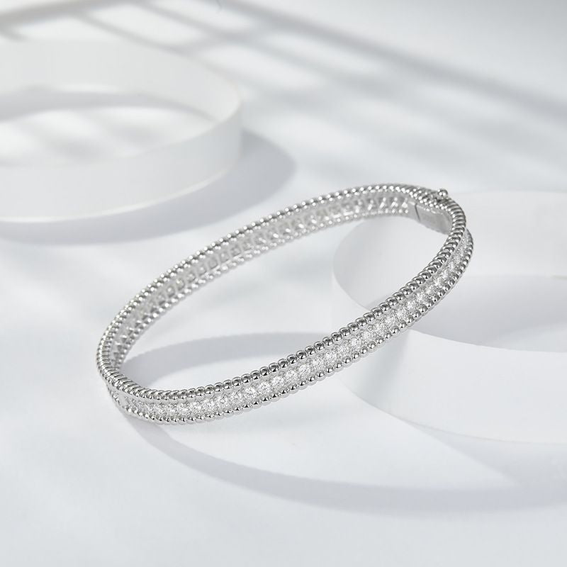 Composed of morganite, 925 sterling silver and platinum-plated diamonds, it is a fashionable jewelry bracelet and a luxurious silver accessory. - MC Online