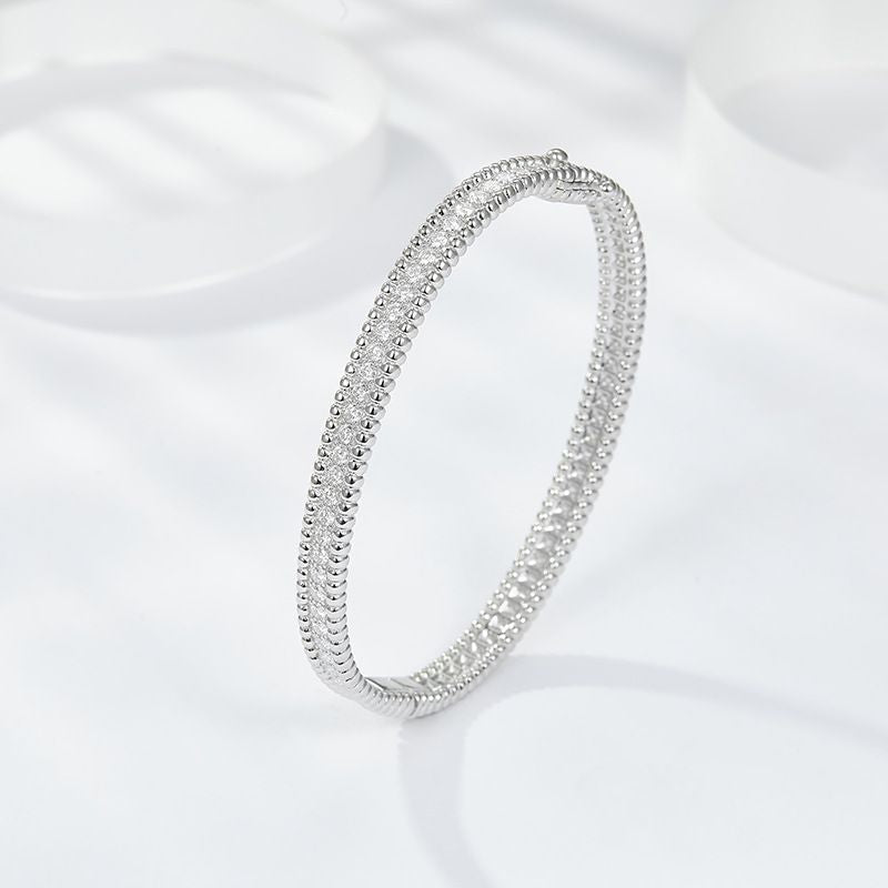 Composed of morganite, 925 sterling silver and platinum-plated diamonds, it is a fashionable jewelry bracelet and a luxurious silver accessory. - MC Online