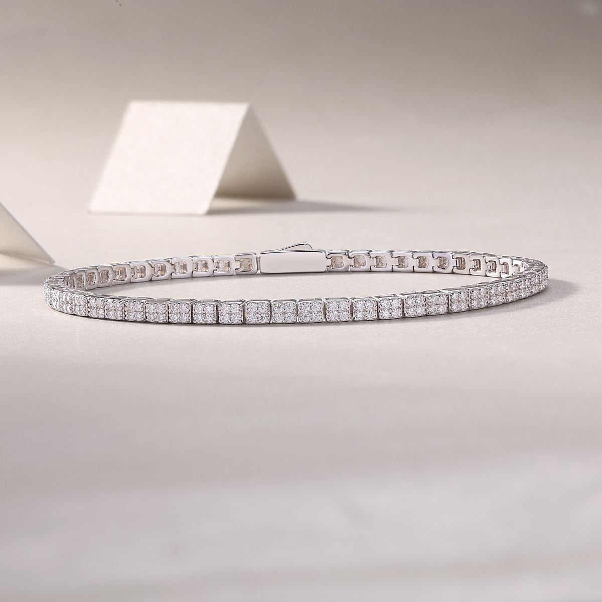 Piano Poet - Made of morganite, 925 sterling silver and platinum-plated diamonds, it is a fashionable jewelry bracelet and a luxurious silver accessory. - MC Online