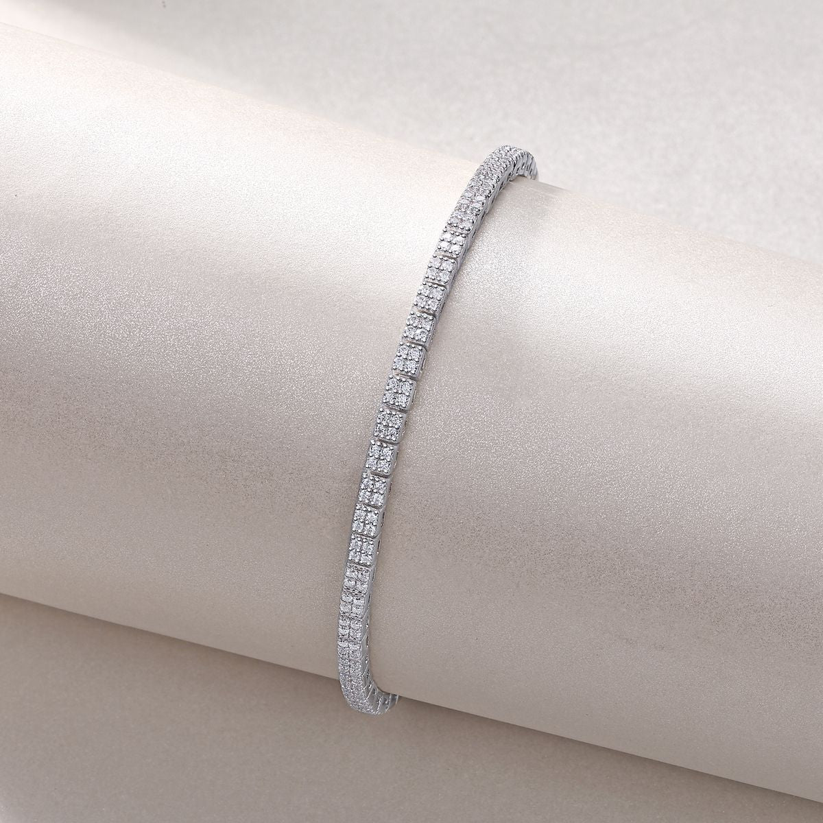 Piano Poet - Made of morganite, 925 sterling silver and platinum-plated diamonds, it is a fashionable jewelry bracelet and a luxurious silver accessory. - MC Online