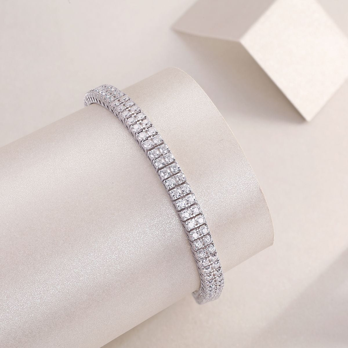 Scattered like stars - Made of morganite, 925 sterling silver and platinum-plated diamonds, it is a fashionable jewelry bracelet and a luxurious silver accessory. - MC Online