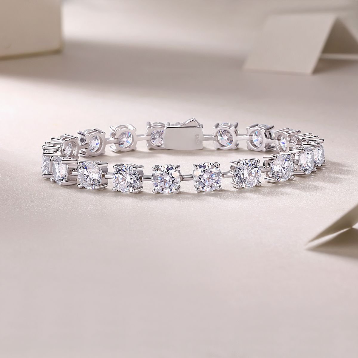 The Time Appointment - Made of morganite, 925 sterling silver and platinum-plated diamonds, it is a fashionable jewelry bracelet and a luxurious silver accessory. - MC Online