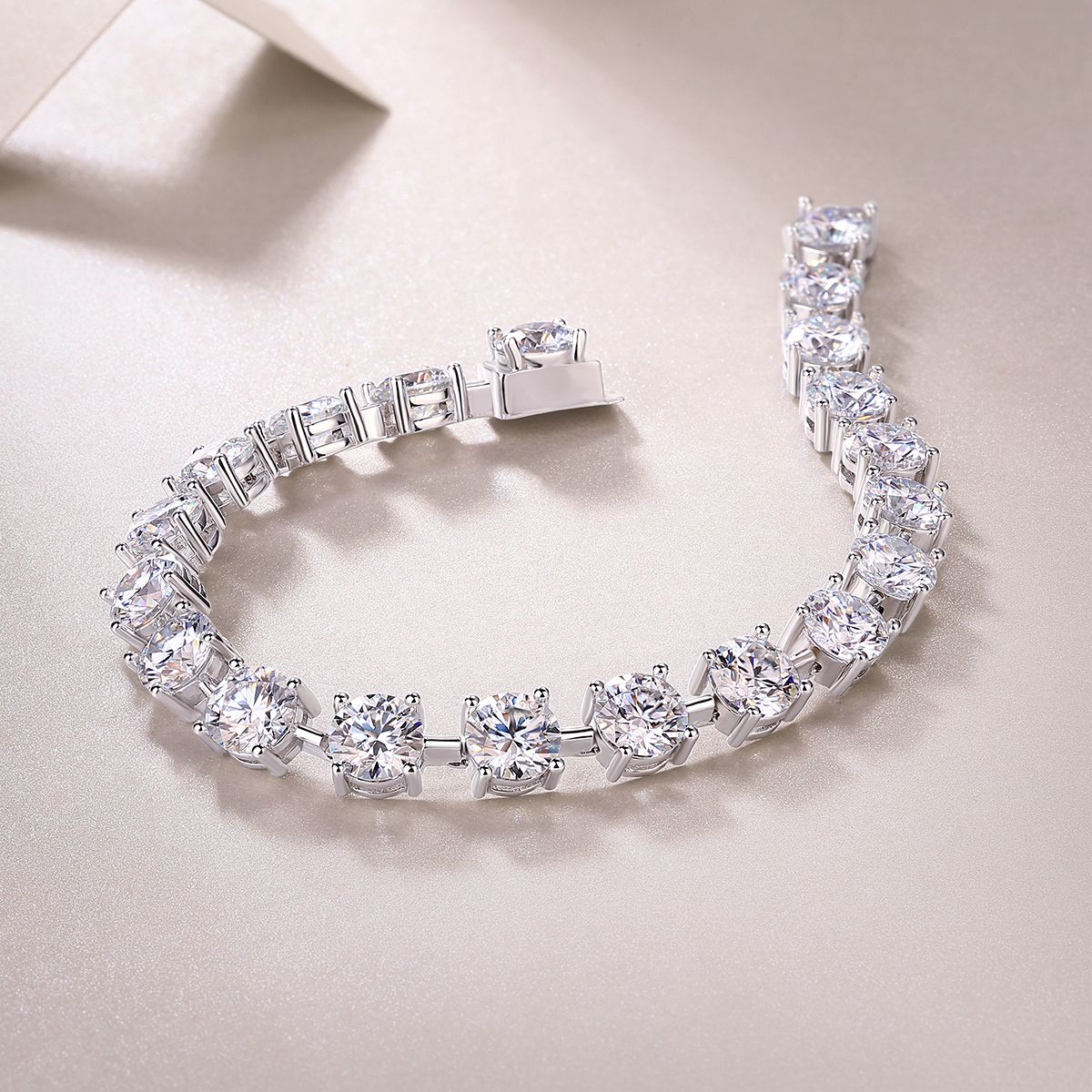 The Time Appointment - Made of morganite, 925 sterling silver and platinum-plated diamonds, it is a fashionable jewelry bracelet and a luxurious silver accessory. - MC Online